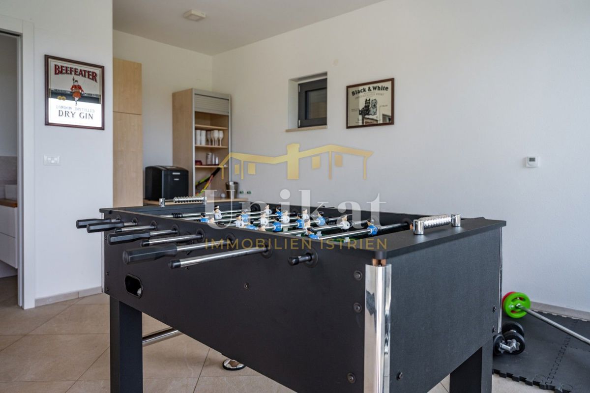 Luksuzna hiša z garažo v kleti - 3 km do morja